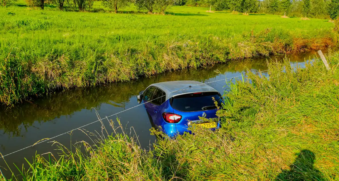 Vergeten handrem eindigt met te watergeraakte auto