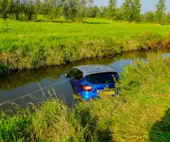 Vergeten handrem eindigt met te watergeraakte auto