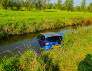 Vergeten handrem eindigt met te watergeraakte auto