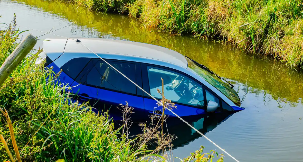 Vergeten handrem eindigt met te watergeraakte auto - Foto 1