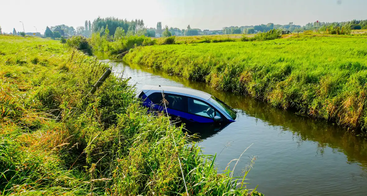 Vergeten handrem eindigt met te watergeraakte auto - Foto 2