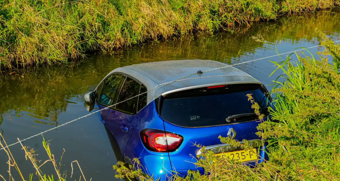 Vergeten handrem eindigt met te watergeraakte auto - Foto 3