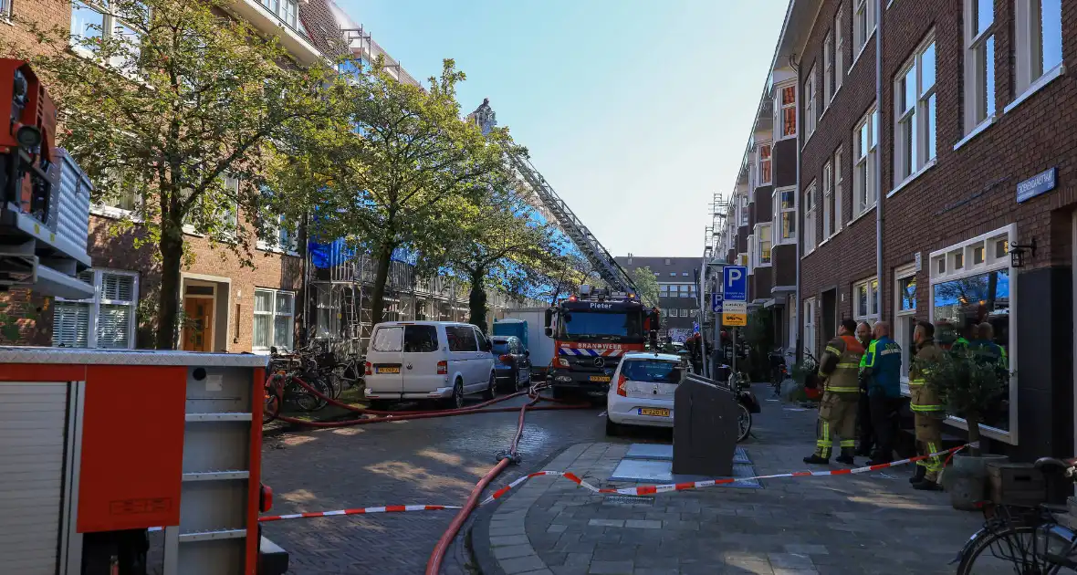 Zwarte rookwolken bij grote brand op dak van woning