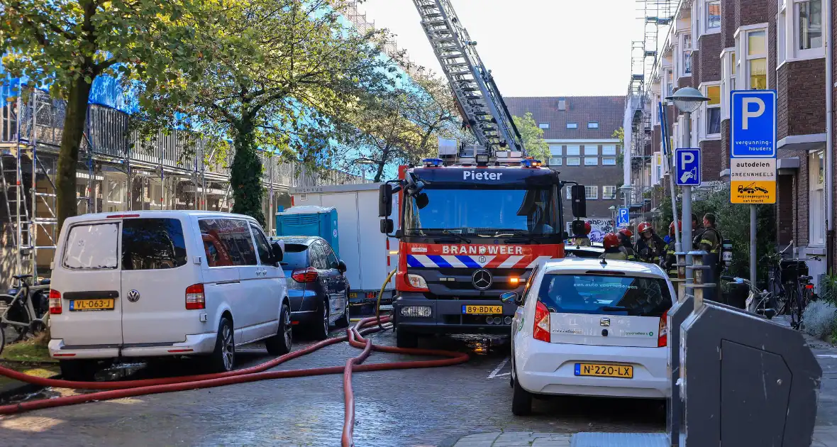 Zwarte rookwolken bij grote brand op dak van woning - Foto 1