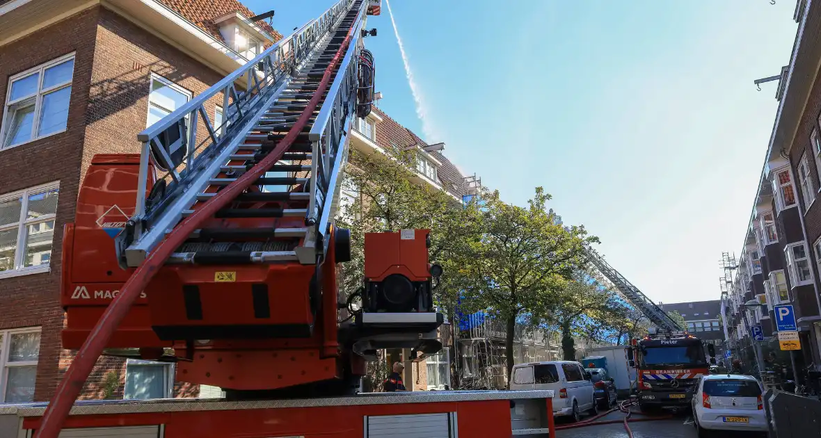 Zwarte rookwolken bij grote brand op dak van woning - Foto 2