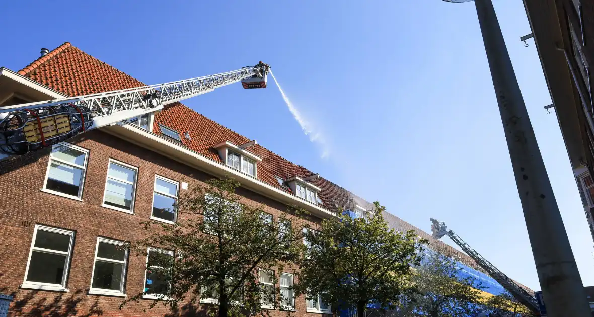 Zwarte rookwolken bij grote brand op dak van woning - Foto 3