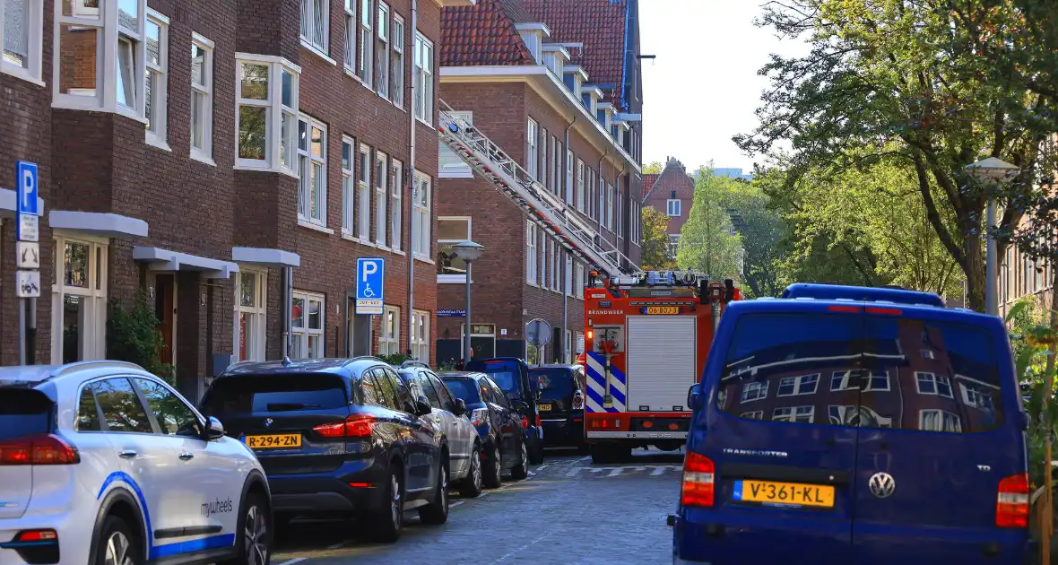 Zwarte rookwolken bij grote brand op dak van woning - Foto 4