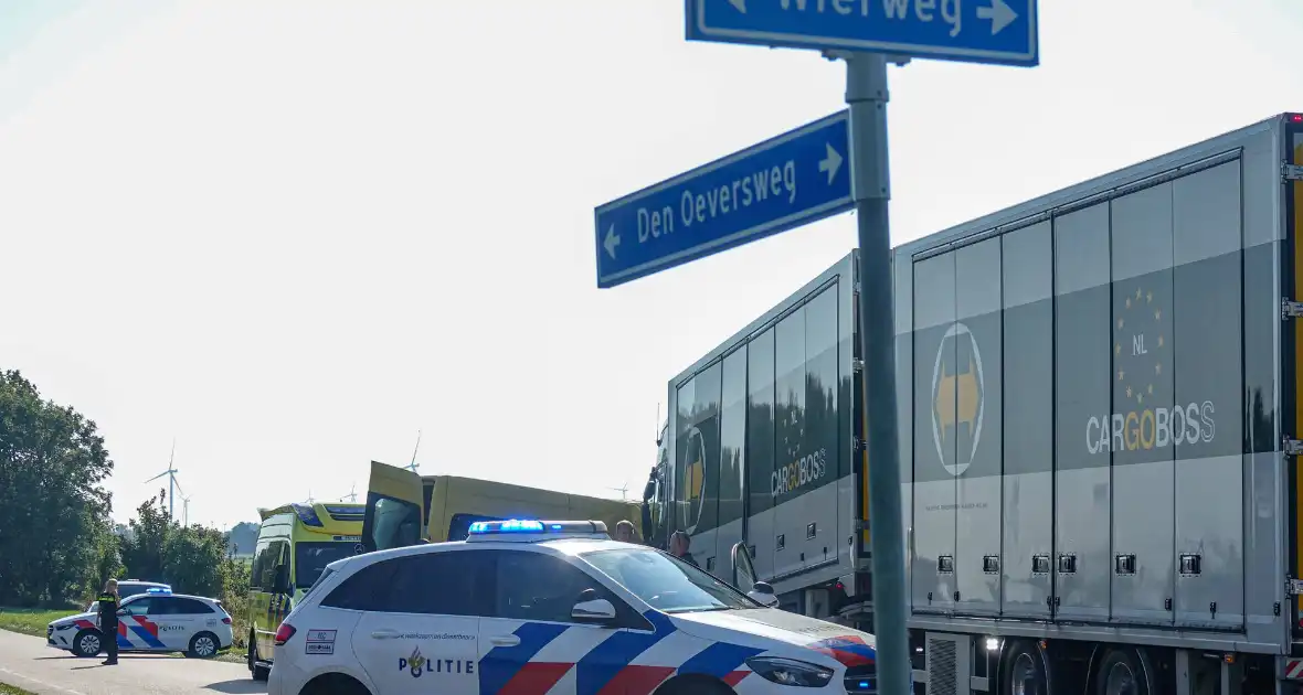 Taxibus zwaar beschadigd na ongeval met vrachtwagen - Foto 1