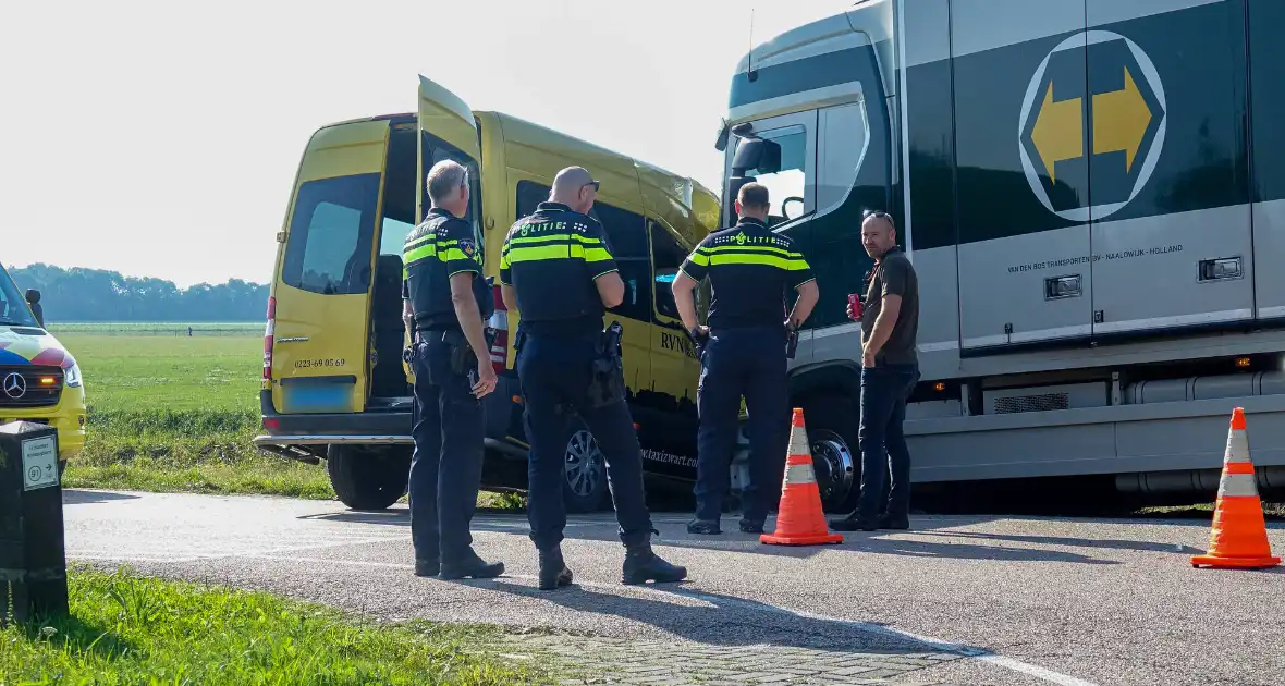 Taxibus zwaar beschadigd na ongeval met vrachtwagen - Foto 2