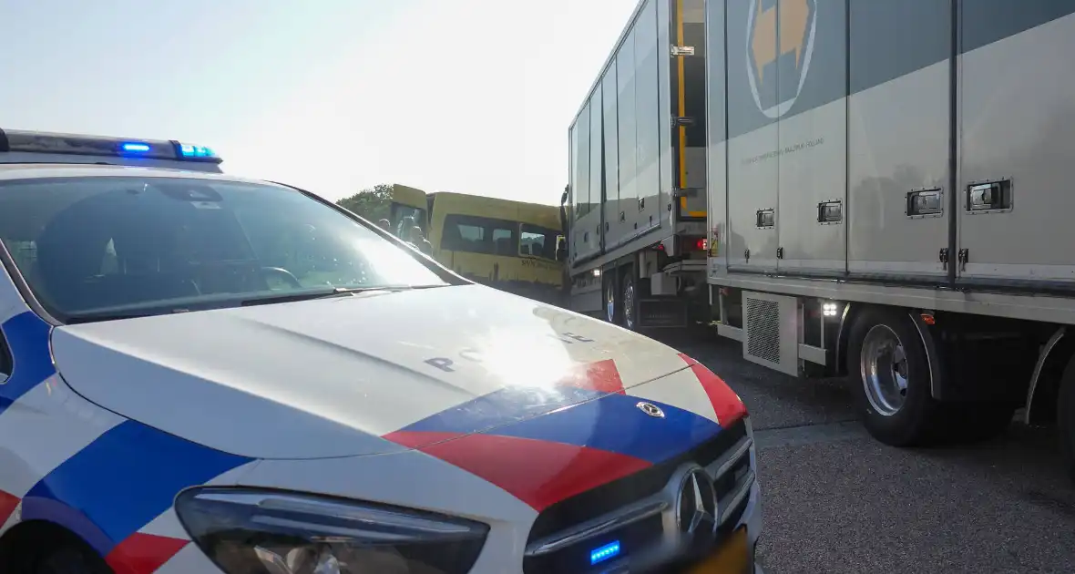 Taxibus zwaar beschadigd na ongeval met vrachtwagen - Foto 3