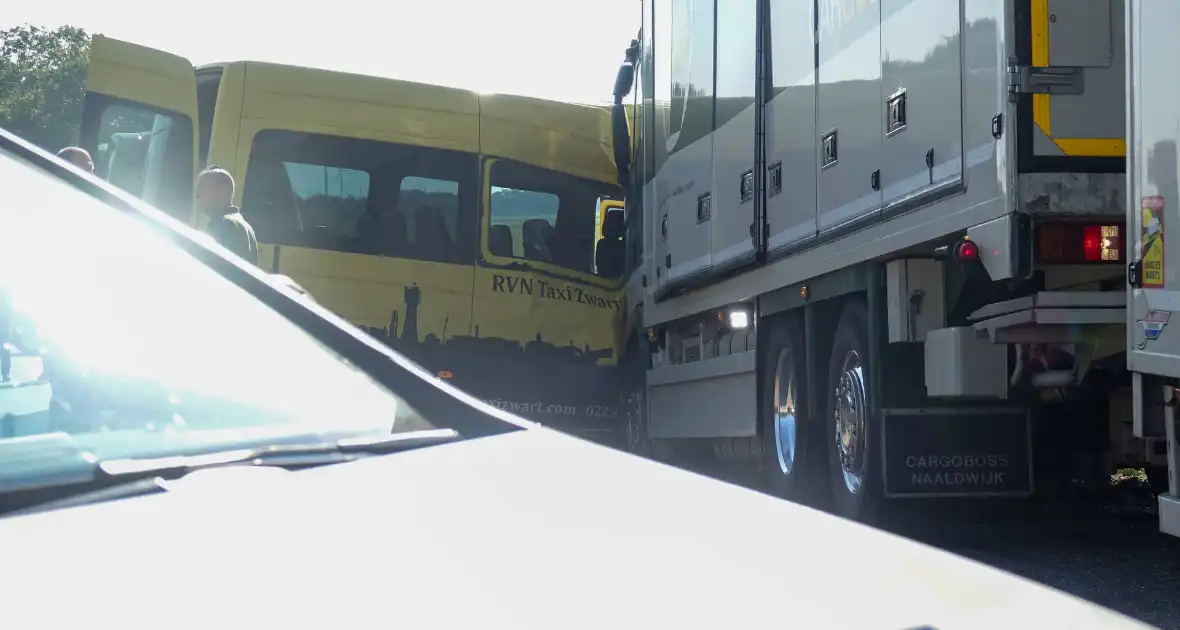 Taxibus zwaar beschadigd na ongeval met vrachtwagen - Foto 4