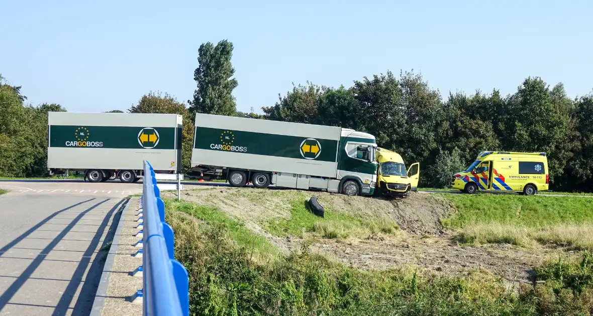 Taxibus zwaar beschadigd na ongeval met vrachtwagen - Foto 6