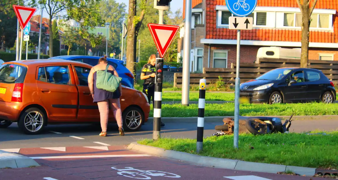 Scooter aangereden door personenauto - Foto 1