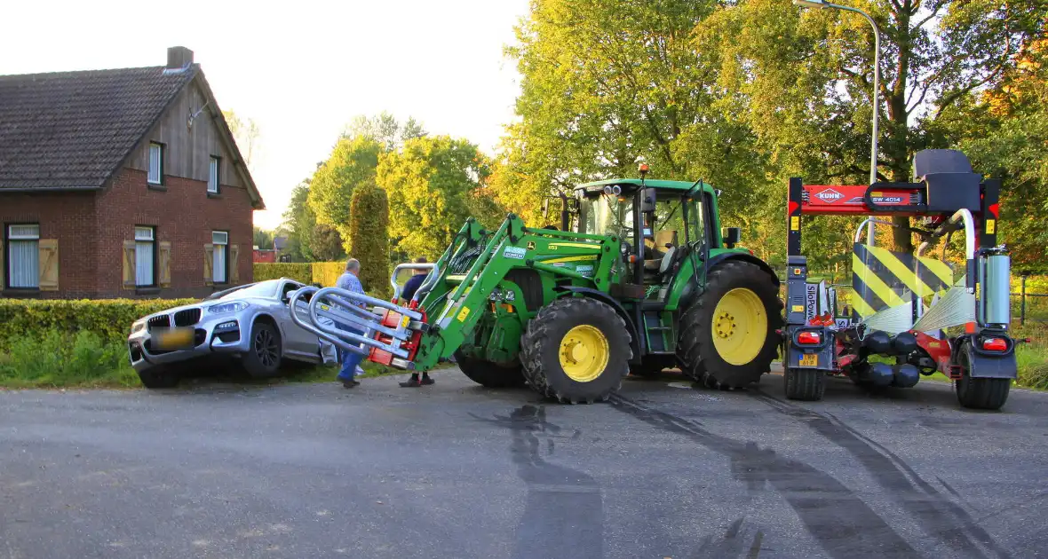 Tractor en automobilist met elkaar in botsing