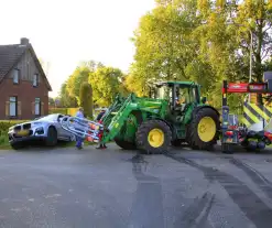 Tractor en automobilist met elkaar in botsing