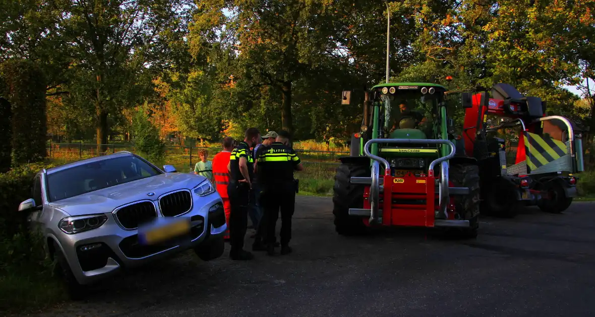 Tractor en automobilist met elkaar in botsing - Foto 2