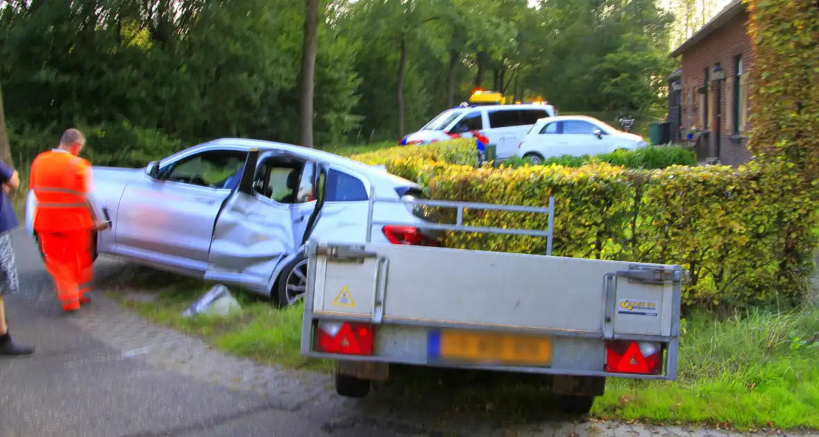 Tractor en automobilist met elkaar in botsing - Foto 3