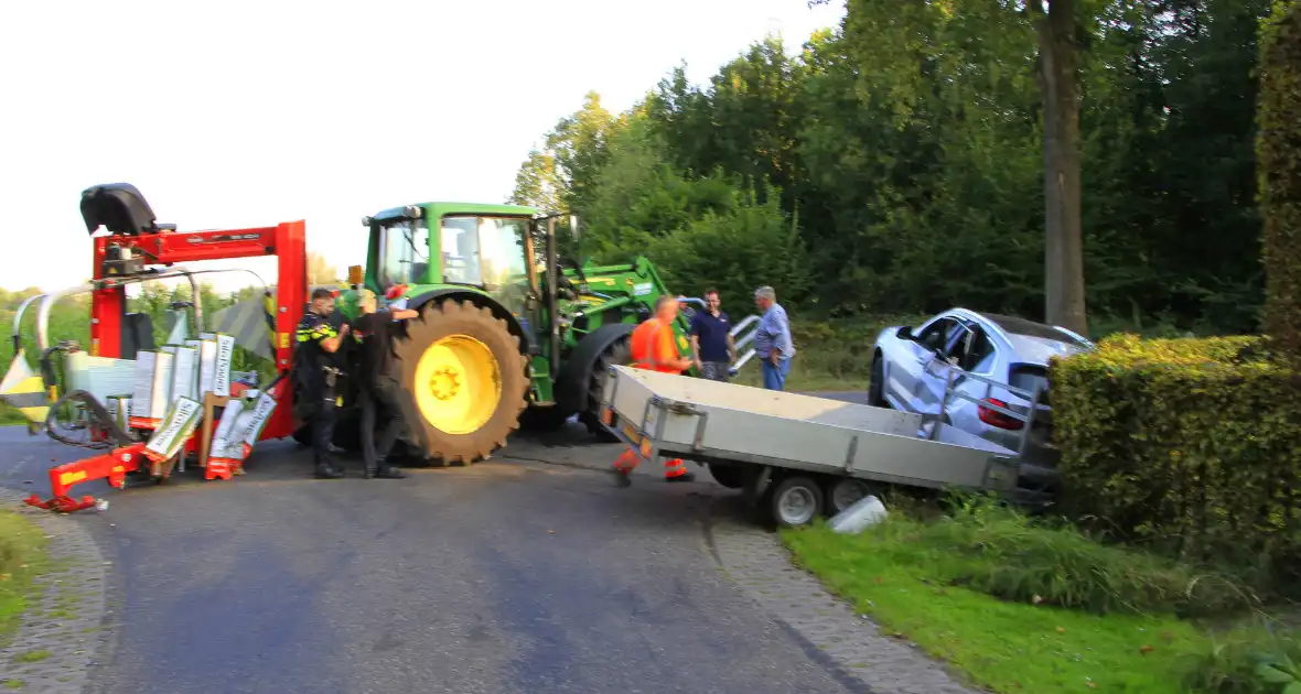 Tractor en automobilist met elkaar in botsing - Foto 4