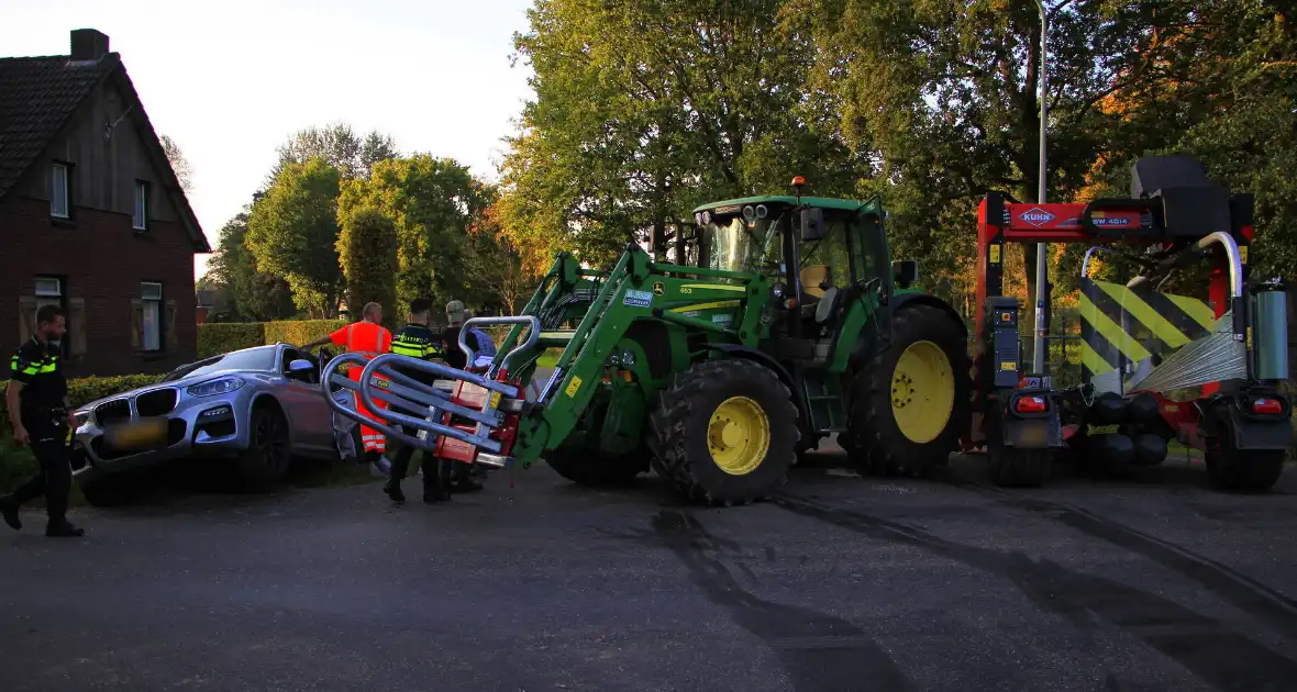 Tractor en automobilist met elkaar in botsing - Foto 5