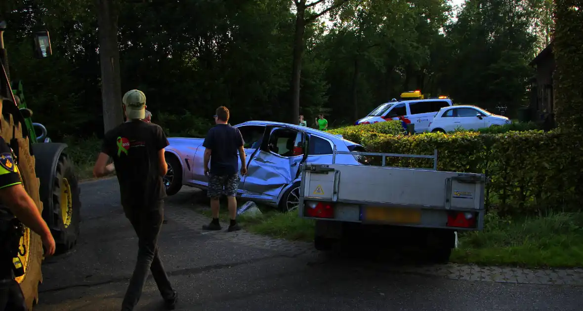 Tractor en automobilist met elkaar in botsing - Foto 6