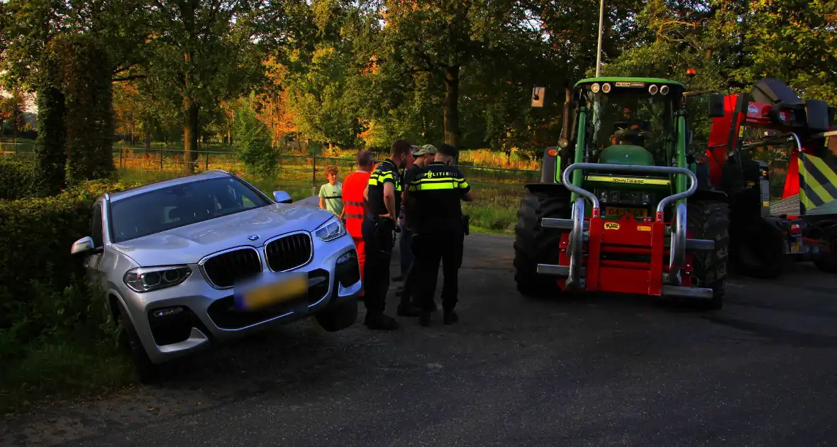 Tractor en automobilist met elkaar in botsing - Foto 7