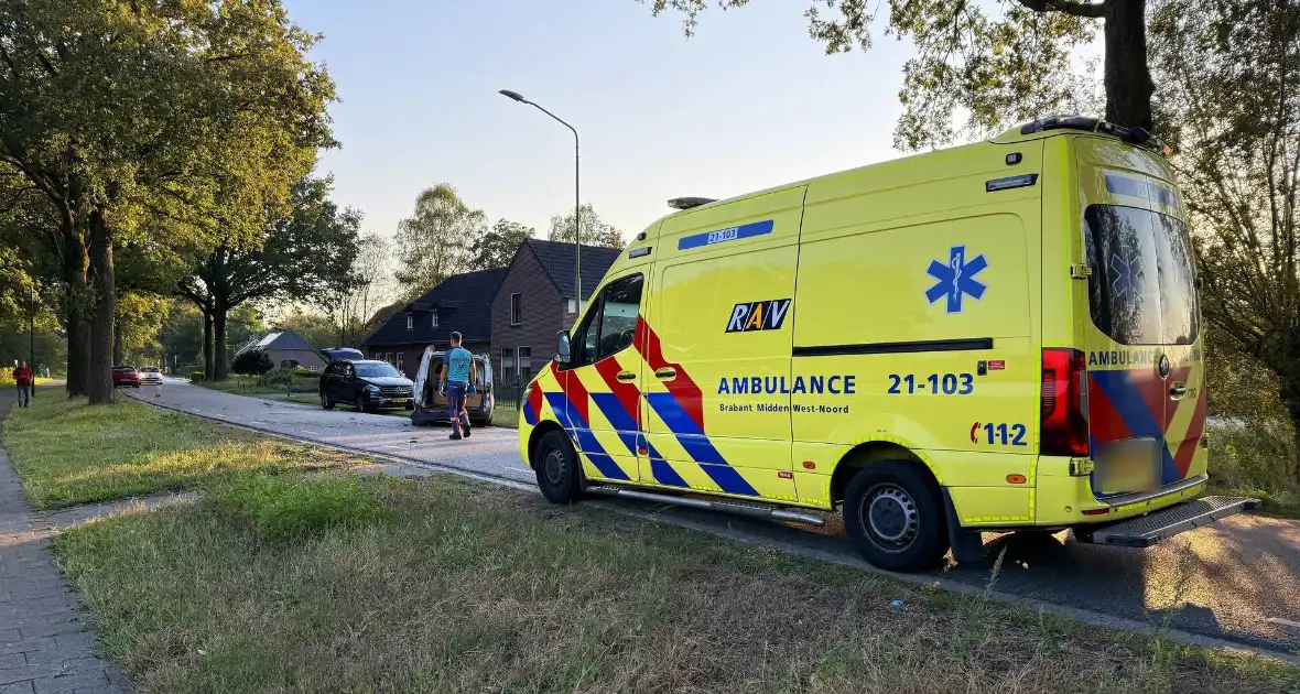 Bestelauto en personenauto botsen op elkaar