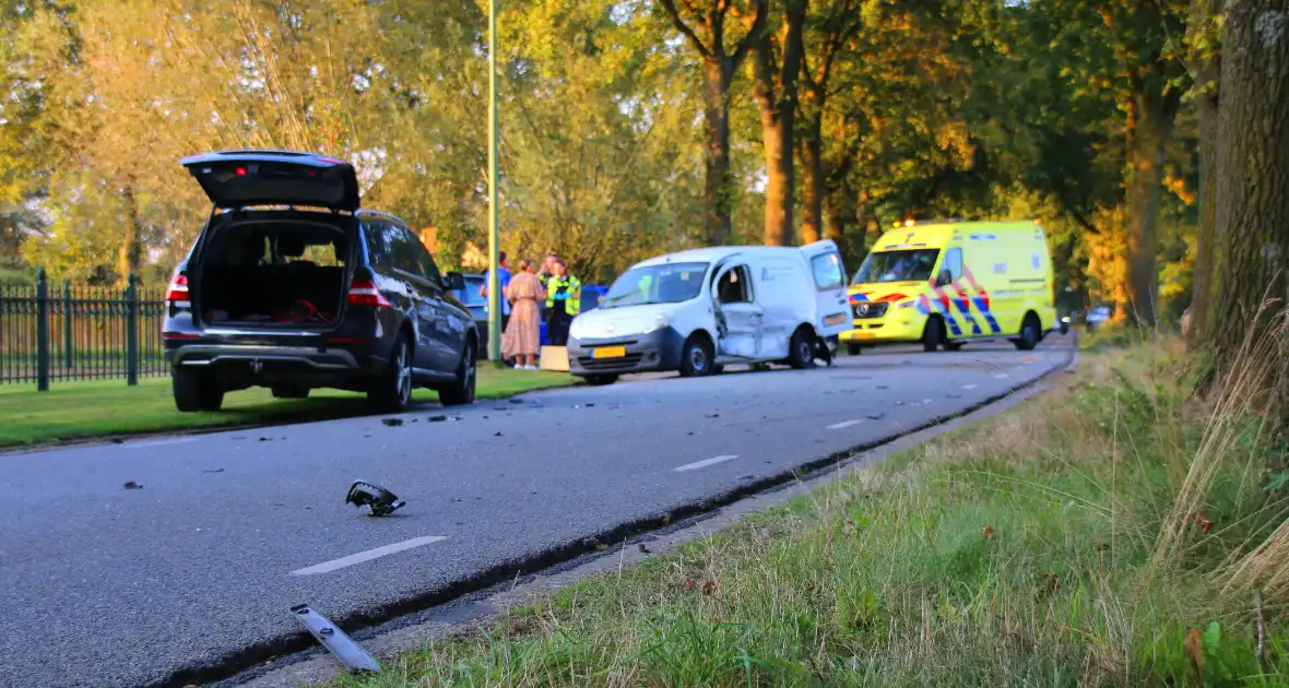 Bestelauto en personenauto botsen op elkaar - Foto 10