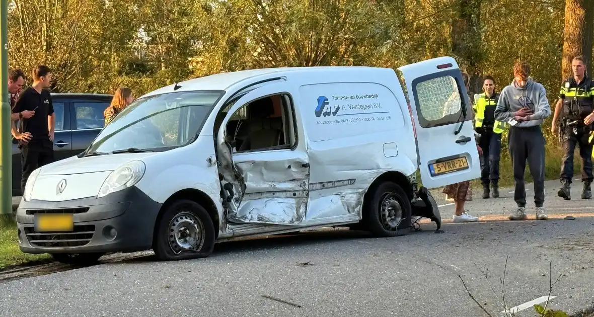 Bestelauto en personenauto botsen op elkaar - Foto 2
