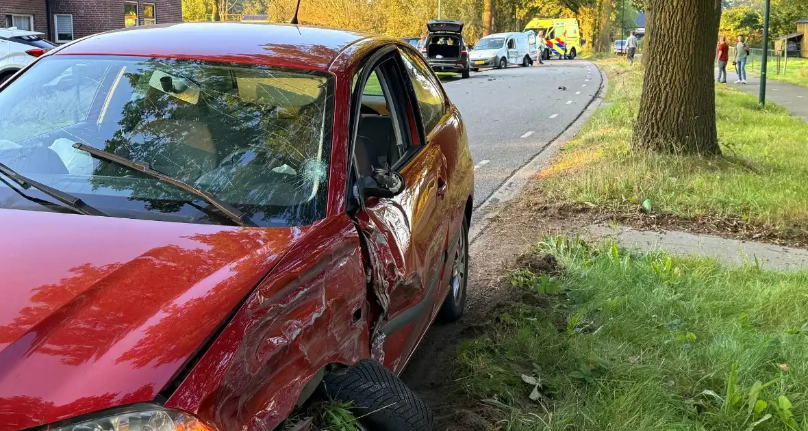 Bestelauto en personenauto botsen op elkaar - Foto 3