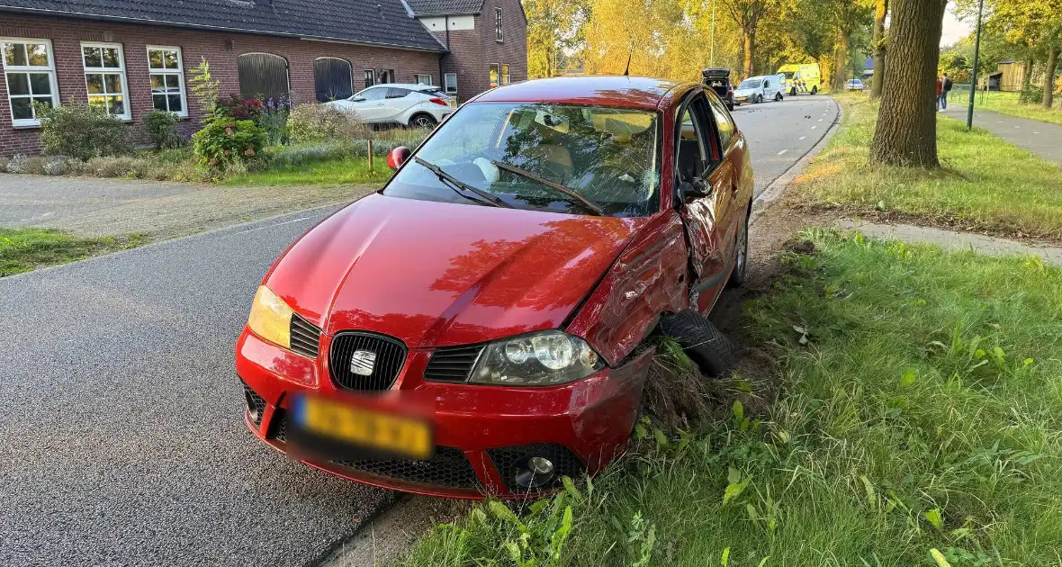 Bestelauto en personenauto botsen op elkaar - Foto 4