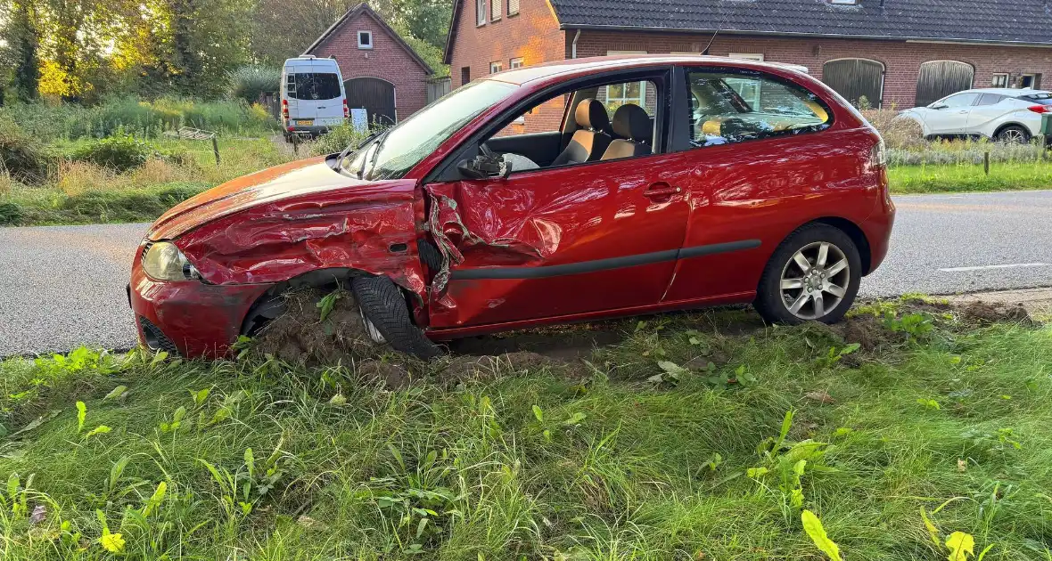 Bestelauto en personenauto botsen op elkaar - Foto 5