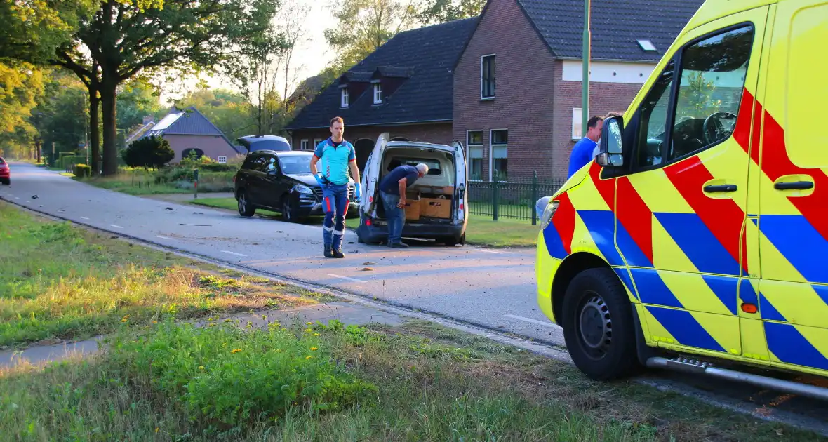 Bestelauto en personenauto botsen op elkaar - Foto 6