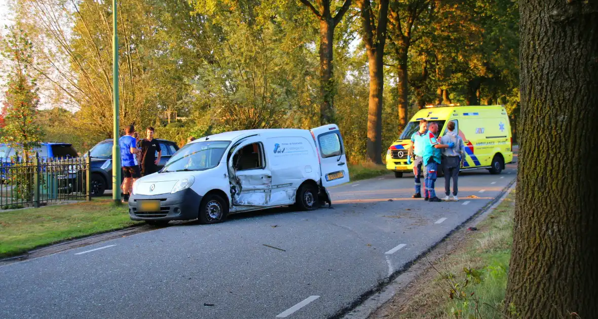 Bestelauto en personenauto botsen op elkaar - Foto 7