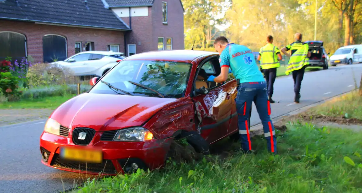 Bestelauto en personenauto botsen op elkaar - Foto 8