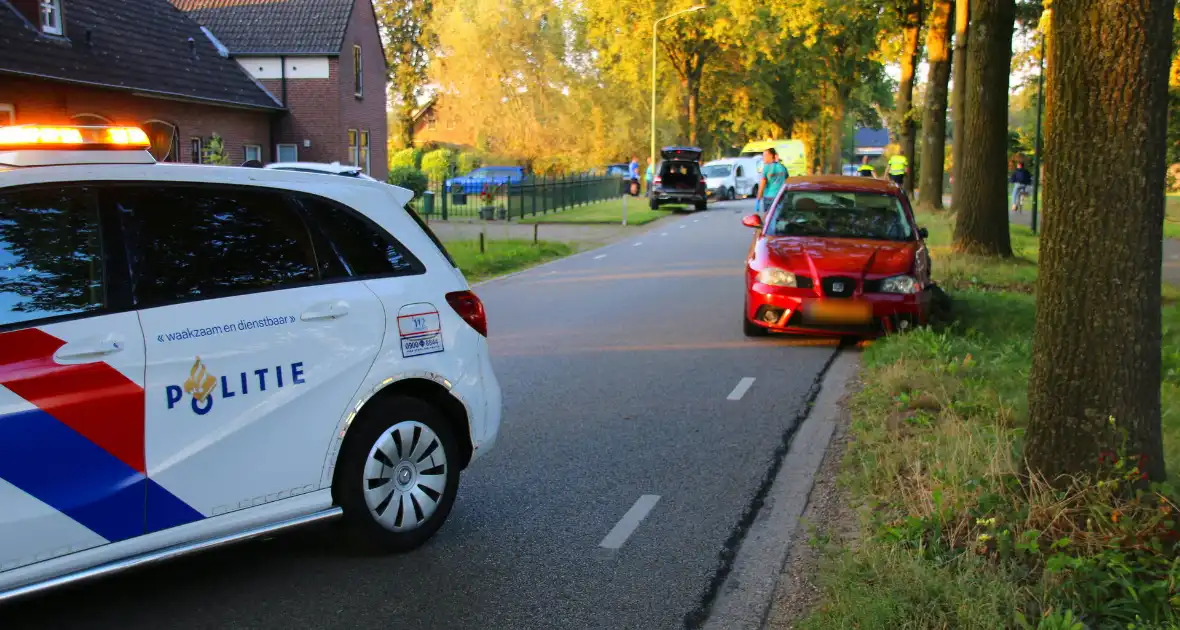Bestelauto en personenauto botsen op elkaar - Foto 9