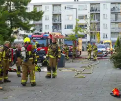 Twee personen gered van balkon bij brand in flatgebouw