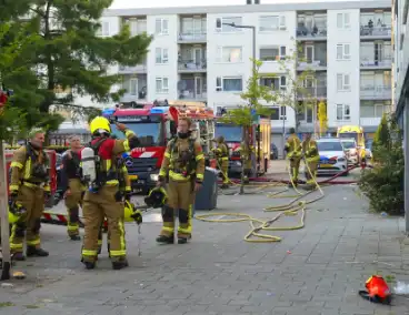 Twee personen gered van balkon bij brand in flatgebouw