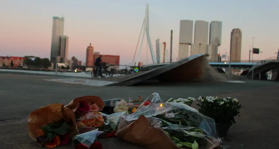 Bloemen bij plek dodelijke steekpartij - Foto 1