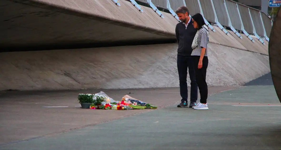 Bloemen bij plek dodelijke steekpartij - Foto 3