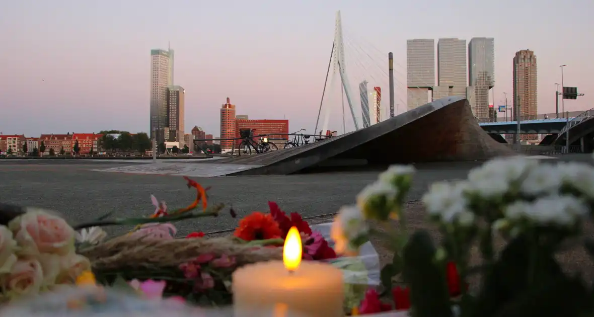 Bloemen bij plek dodelijke steekpartij - Foto 4