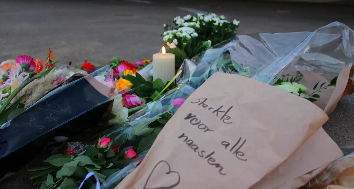 Bloemen bij plek dodelijke steekpartij - Foto 5