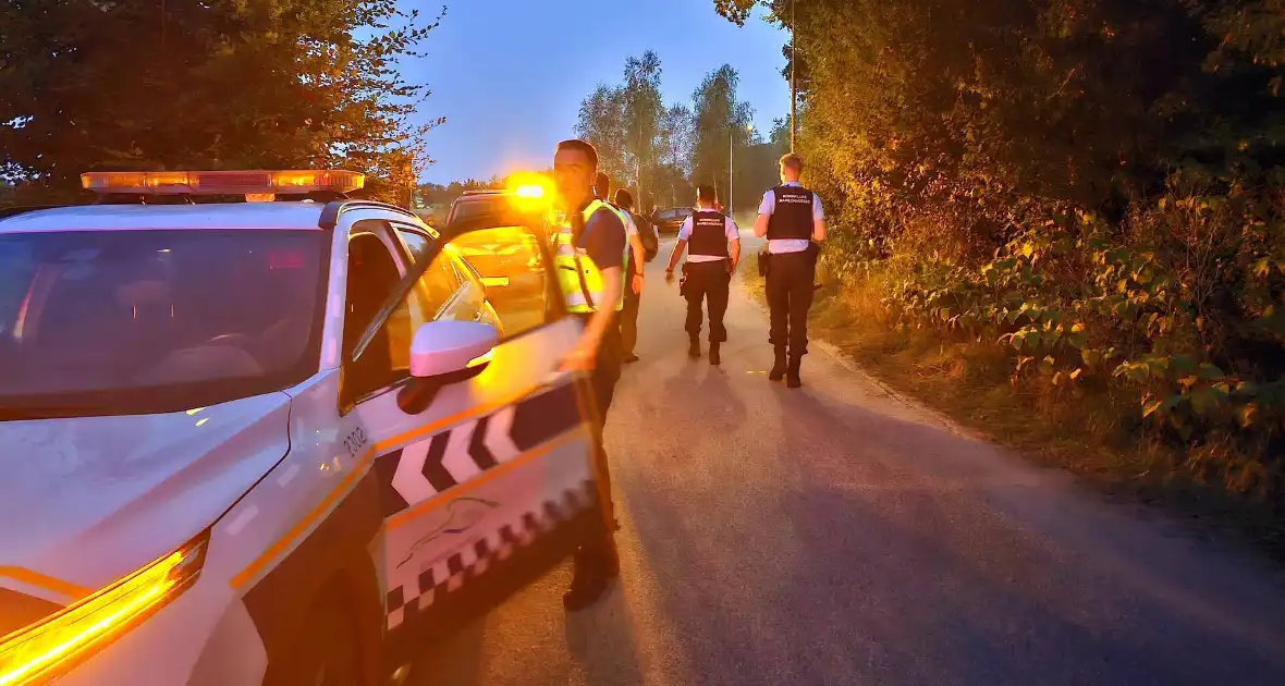 Parachutist belandt in boom, hoogte reddingsteam ingezet - Foto 3