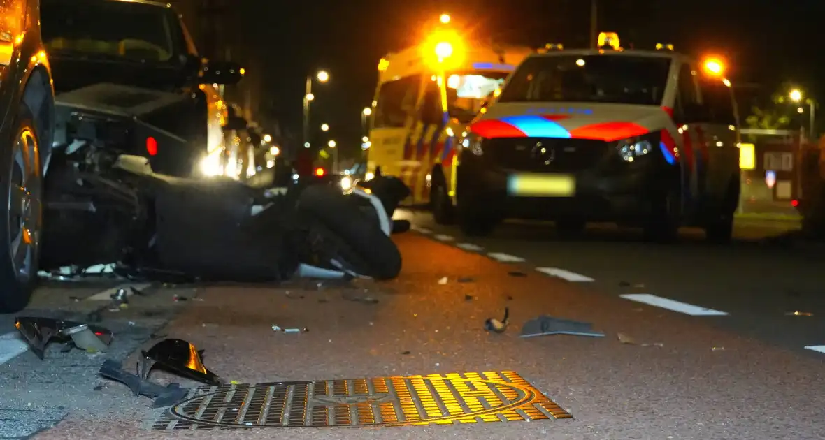 Automobilist rijdt scooterrijder aan - Foto 8