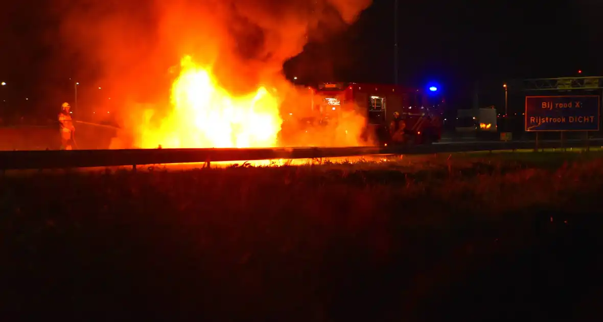 Auto uitgebrand op A12