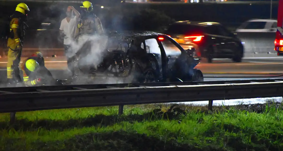 Auto uitgebrand op A12 - Foto 3