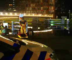 Persoon klimt op palen onder brug en word gebeten door politiehond