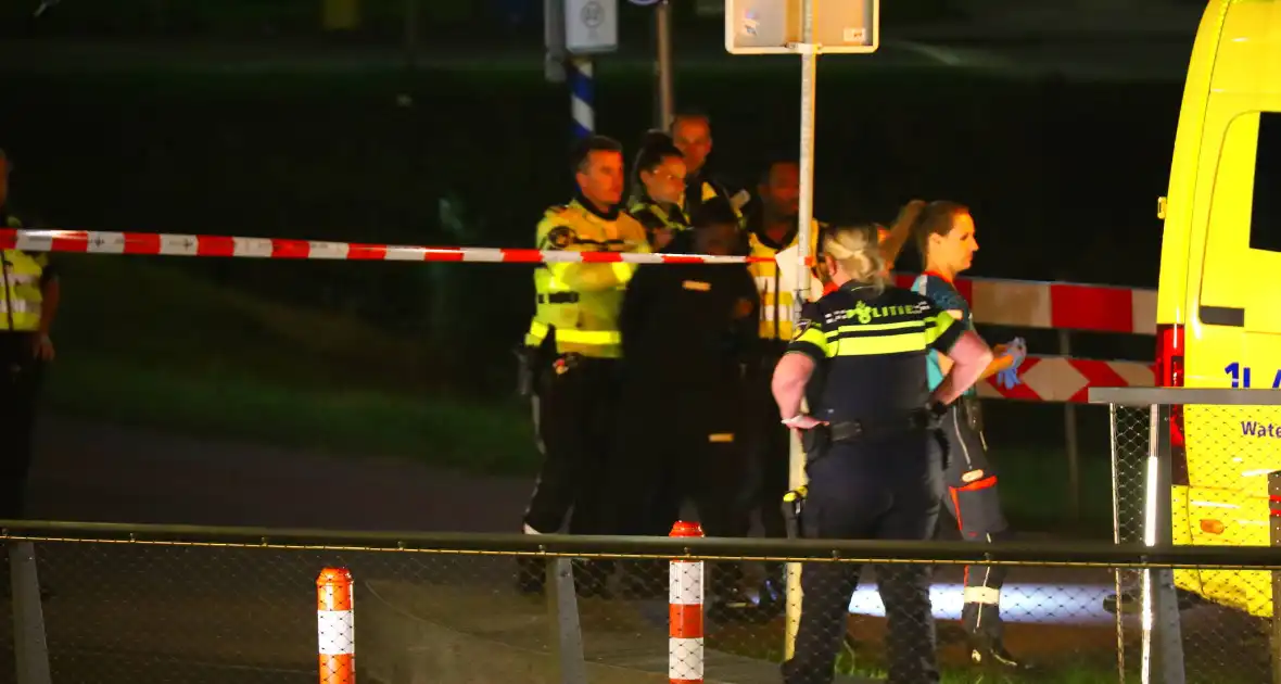 Persoon klimt op palen onder brug en word gebeten door politiehond - Foto 1