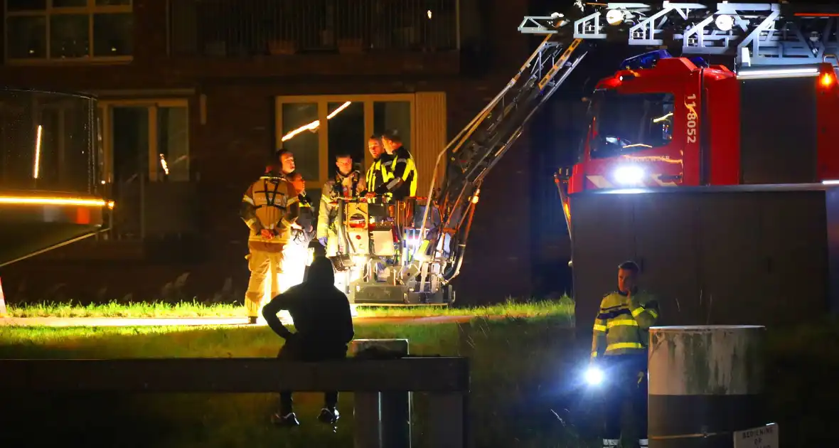 Persoon klimt op palen onder brug en word gebeten door politiehond - Foto 3