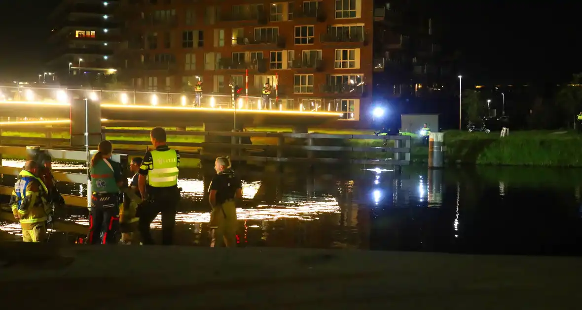 Persoon klimt op palen onder brug en word gebeten door politiehond - Foto 7