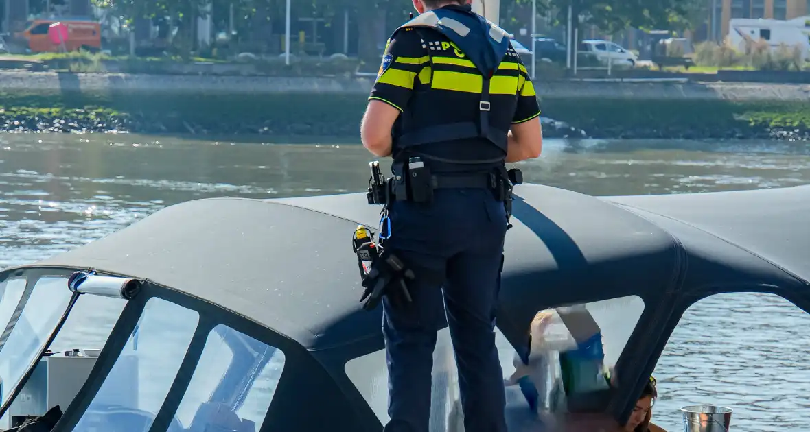 Koelvloeistoflekkage op motorblok pleziervaartuig - Foto 2